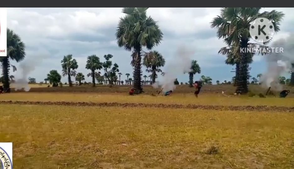 (အရာတော်မြို့အခြေစိုက် အမှတ်( ၁၀) စစ်သားစုဆောင်းရေးတပ်အား​ဒေသခံ​တော်လှန်​ရေးအဖွဲ့များက လက်လုပ်လက်နက်ကြီးများဖြင့် ပစ်ခတ်တိုက်ခိုက်စဥ်။ ဓါတ်ပုံ-DFLPDF)