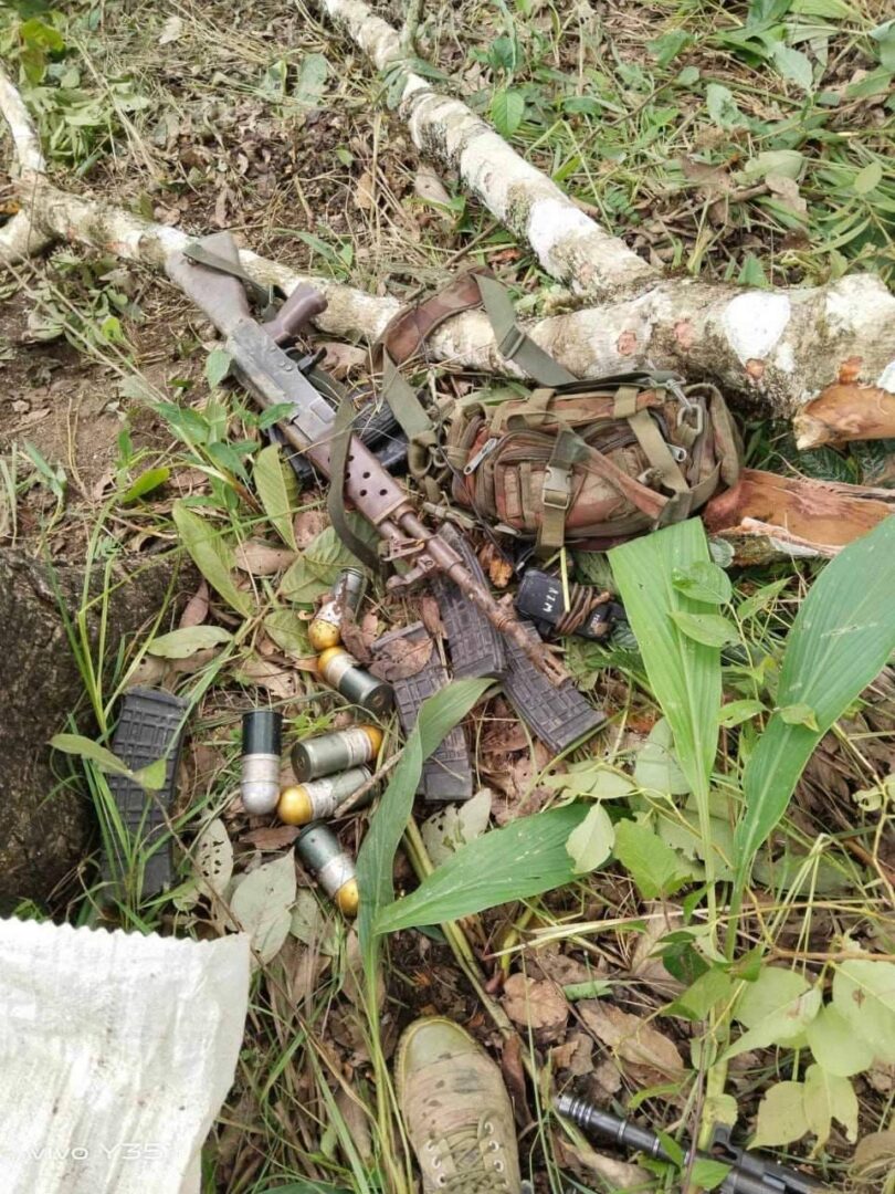 (စစ်ကောင်စီတပ်ထံမှသိမ်းဆည်းရရှိသောလက်နက်ခဲယမ်းများကိုတွေ့ရစဥ်။ ဓါတ်ပုံ-CJ၊The Chin Post)