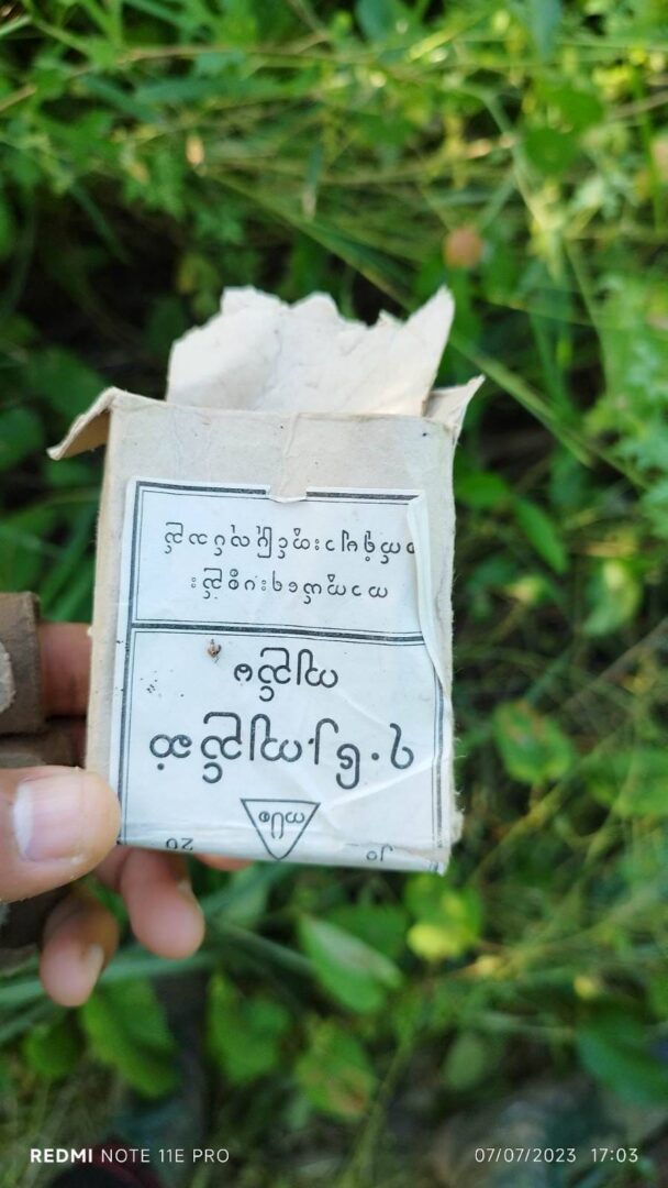 (တိုက်ပွဲဖြစ်ပွားပြီးနယ်မြေရှင်းရာစစ်တပ်ထံမှသိမ်းဆည်းရရှိသော ခဲယမ်းအချို့ နှင့် စစ်ကောင်စီတပ်ပြန်ဆုတ်ချိန် ဇူလိုင် ၉ ရက်နံနက်ပိုင်းက စဥ်းအိုးလဟာရွာအား စစ်တပ်က မီးရှို့ဖျက်ဆီးနေစဥ်။ဓါတ်ပုံ-ပေးပို့)