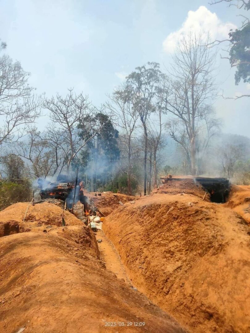 (သံလွင်မြစ်ဘေးရှိ မယ်ခါးထာစခန်းသိမ်းပြီးနောက်သိမ်းဆည်းရမိသောလက်နက်ခဲယမ်များနှင့် နတ်သံကွင်းတံတားတိုက်ခိုက်ပြီးနောက် လက်နက်ခဲယမ်းများသိမ်းဆည်းရရှိမှု ။ဓါတ်ပုံ-KNU)