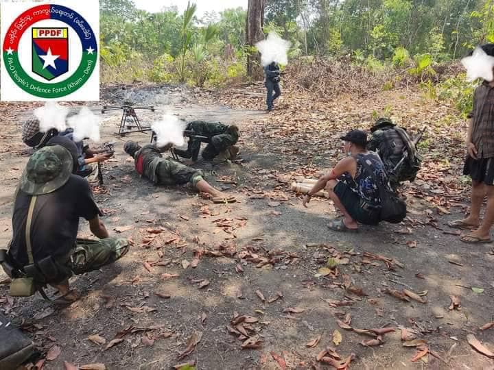 (KNU တပ်မဟာ (၁)နယ်မြေ၌ တိုက်ပွဲဝင်နေသည့် ပအိုဝ်းတပ် PPDF-KD ၏ ဒရုန်းတပ်မှရဲဘော်များအား တွေ့ရစဉ်။ ဓာတ်ပုံ - PPDF)