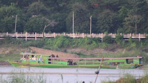 (ချင်းတွင်းမြစ်အတွင်းစစ်​ကောင်စီတပ်၏ ​ရေယာဥ်တစ်စင်းကို ဇွနမလအတွင်း​တွေ့ရစဥ်။ ဓါတ်ပုံ-အညာပစ်တိုင်း​ထောင်​လေးများ)