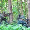 (​ကော်ဘရာစစ်​ကြောင်းမှ တပ်ဖွဲ့ဝင်အချို့ နှင့်စစ်​ကောင်စီလက်နက် ကြီးကျည်​ကြောင့် သစ်ပင်တစ်ပင်ကျိုးကျ​နေမှု။ ဓါတ်ပုံ-Cobra Column)