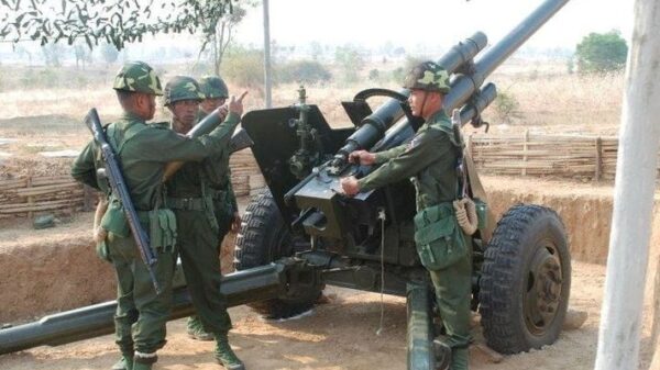 (စစ်​ကောင်စီ၏ လက်နက်ကြီးတပ်ဖွဲ့ဝင်အချို့ ။ ပုံအ​ဟောင်းဖြစ်ပါသည်။ဓါတ်ပုံ-စစ်​ကောင်စီ)