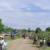 လက်နက်ကြီးပစ်ခတ်မှုကြောင့် ဘေးလွတ်ရာထွက်ပြေးနေရသော ပြည်သူအား တွေ့ရစဥ်။ ဓာတ်ပုံ-ခင်ဦးမြို့နယ်သတင်းမှန်ပြန်ကြားရေး