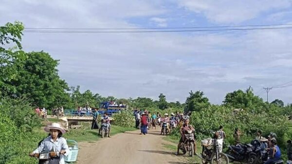 လက်နက်ကြီးပစ်ခတ်မှုကြောင့် ဘေးလွတ်ရာထွက်ပြေးနေရသော ပြည်သူအား တွေ့ရစဥ်။ ဓာတ်ပုံ-ခင်ဦးမြို့နယ်သတင်းမှန်ပြန်ကြားရေး
