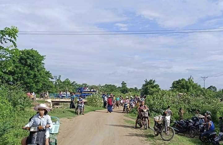 လက်နက်ကြီးပစ်ခတ်မှုကြောင့် ဘေးလွတ်ရာထွက်ပြေးနေရသော ပြည်သူအား တွေ့ရစဥ်။ ဓာတ်ပုံ-ခင်ဦးမြို့နယ်သတင်းမှန်ပြန်ကြားရေး