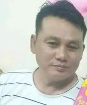 (​သေဆုံးခဲ့သော ရဲအုပ်သိန်း​ဇော်မိုးဆိုသူအား တွေ့ရစဥ်။ဓာတ်ပုံ-WTRF)