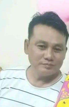 (​သေဆုံးခဲ့သော ရဲအုပ်သိန်း​ဇော်မိုးဆိုသူအား တွေ့ရစဥ်။ဓာတ်ပုံ-WTRF)