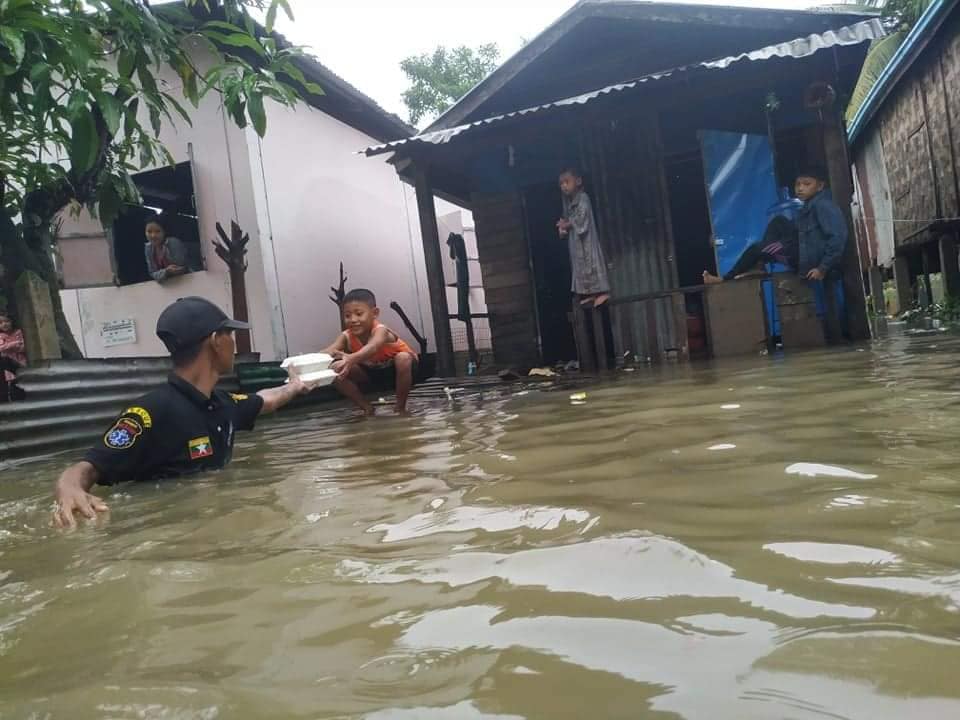 (ရေကြီးနေသော ရပ်ကွက်များကို လူမှုကူညီရေးအဖွဲ့များက ကူညီရွေ့ပြောင်းပေး ၊ထမင်းထုပ်ပေးနေစဥ်နှင့် ရေနစ်နေသောကလေးငယ် ၂ ဦးရှာဖွေနေကြစဥ်။ ဓါတ်ပုံ-ဇင်မိုး)