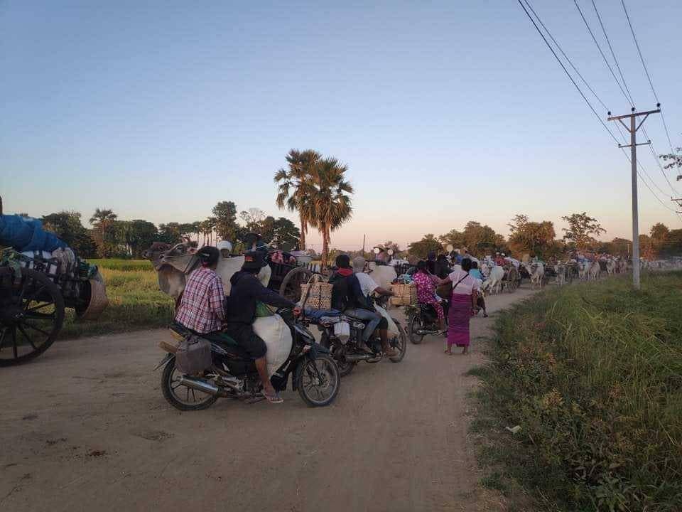 (ထွက်ပြေးတိမ်းရှောင်လာရသော ပြည်သူများအားတွေ့ရစဥ်။ ဓာတ်ပုံ-Htoo Khant Zaw)