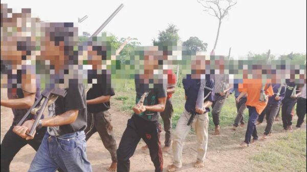 (သပိတ်ကျင်း ပကဖ၊ ပြည်သူ့ကာကွယ်ရေးအဖွဲ့-ကြာညှပ်မှ ရဲဘော်များအား တွေ့ရစဥ်။ ဓာတ်ပုံ - ပေးပို့)
