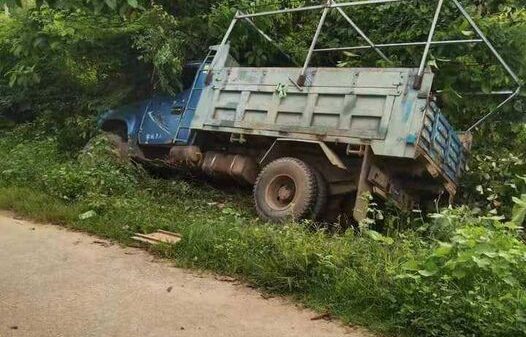 (KIA တိုက်ခိုက်မှုကြောင့် ပျက်စီးသွားသော စစ်ကောင်စီယာဉ်အား တွေ့ရစဉ်။ ဓာတ်ပုံ - CJ)