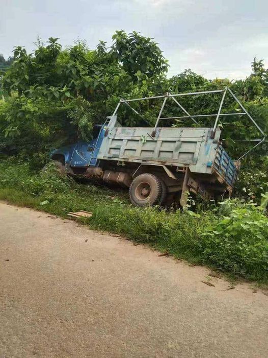 (KIA တိုက်ခိုက်မှုကြောင့် ပျက်စီးသွားသော စစ်ကောင်စီယာဉ်အား တွေ့ရစဉ်။ ဓာတ်ပုံ - CJ)