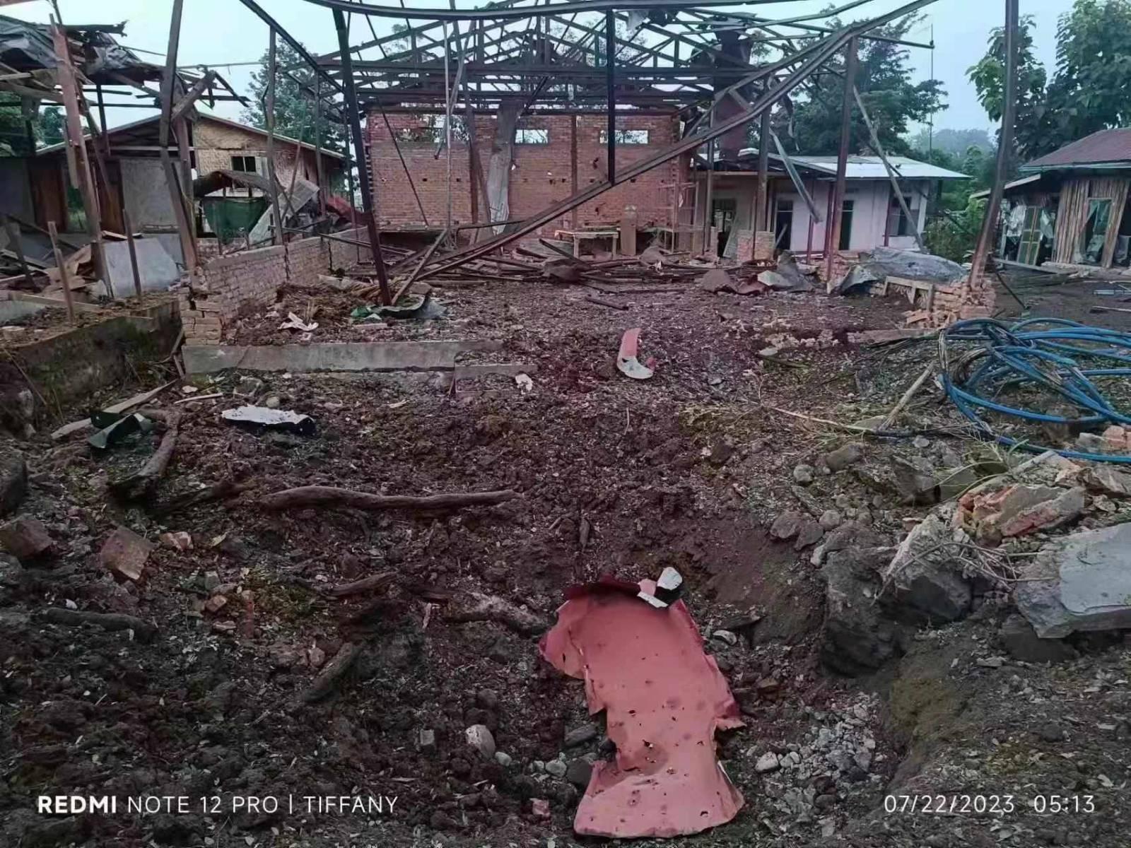 (နန်ဆန်ယန်ကျေးရွာကို စစ်ကောင်စီတပ်က ယမန်နေ့ညပိုင်းတွင် လေကြောင်းမှ ဗုံးကြဲတိုက်ခိုက်အပြီး ပျက်စီးခဲ့သည့်အုပ်ချုပ်ရေးမှူးရုံးအား တွေ့ရစဥ်။ ဓာတ်ပုံ - ဒေသခံ)