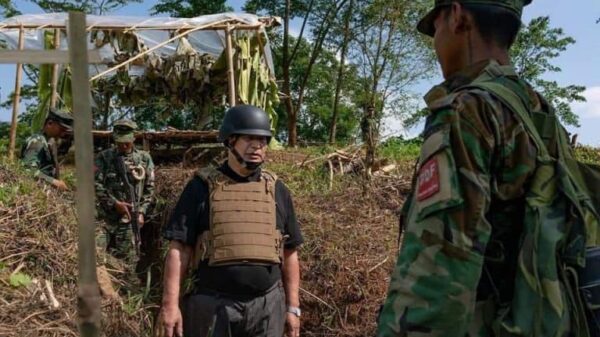 (အမျိုးသားညီညွတ်ရေးအစိုးရ ယာယီသမ္မတဒူဝါလရှီးလ ပြီးခဲ့သည့်နှစ် မေလအတွင်းက PDF ရှေ့တန်းစခန်းတစ်ခုအား သွားရောက်စစ်ဆေးနေစဉ်။ ဓာတ်ပုံ - NUG)