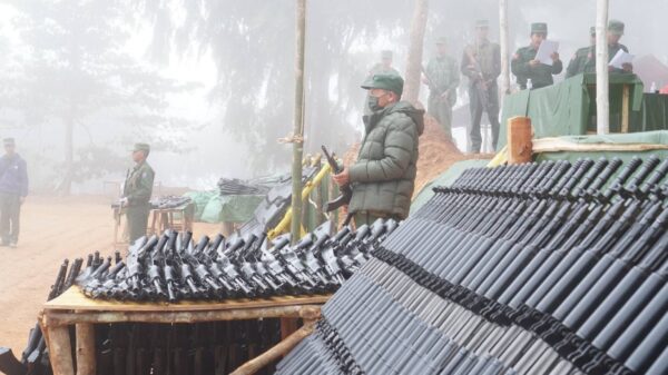 (MNDAA တပ်မဟာ(၆၁၁)သို့ သေနတ်များပေးအပ်ပွဲ ကျင်းပနေသည်ကို ယခင်ကတွေ့ရစဥ်။ ဓာတ်ပုံ - The Kokang)