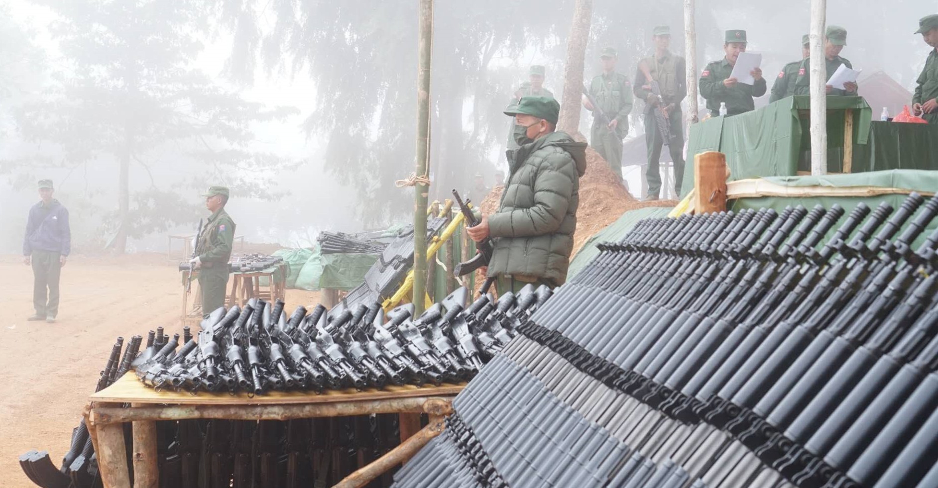 (MNDAA တပ်မဟာ(၆၁၁)သို့ သေနတ်များပေးအပ်ပွဲ ကျင်းပနေသည်ကို ယခင်ကတွေ့ရစဥ်။ ဓာတ်ပုံ - The Kokang)