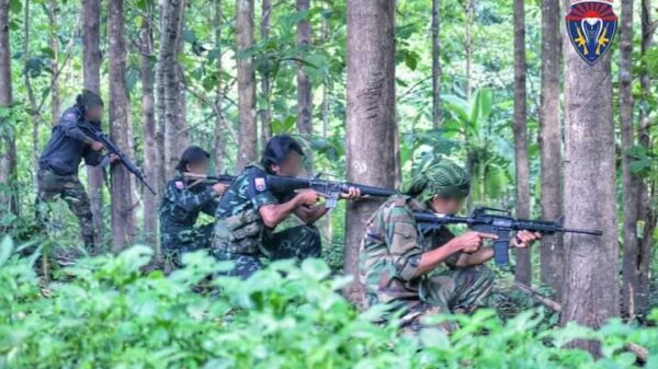 (စစ်ကောင်စီတပ်အား တိုက်ခိုက်နေသော ကော်ဘရာပူးပေါင်းတပ်မှ ရဲဘော်များအား တွေ့ရစဉ်။ ဓာတ်ပုံ - ကော်ဘရာ)