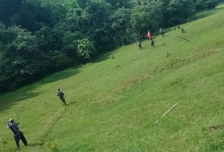 (သာသယာဝတီခရိုင် PDF တပ်ရင်း (၃၈၀၂)၏ တပ်ခွဲများမှ ပူးပေါင်းစစ်ကြောင်းမှ ရဲဘော်များက စစ်ဆေးမှုပြုလုပ်နေစဉ်။ ဓာတ်ပုံ - ပေးပို့)