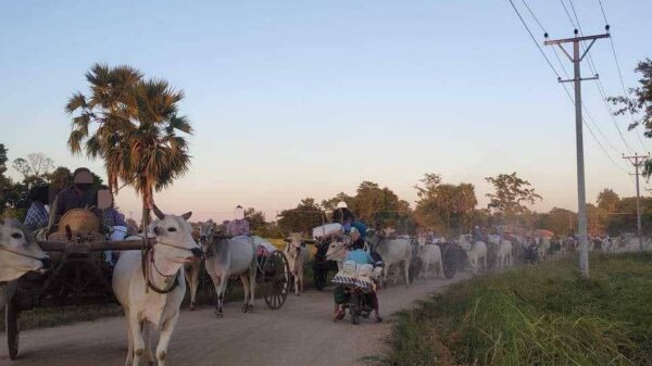 (ထွက်ပြေးတိမ်းရှောင်လာရသော ပြည်သူများအားတွေ့ရစဥ်။ ဓာတ်ပုံ-Htoo Khant Zaw)