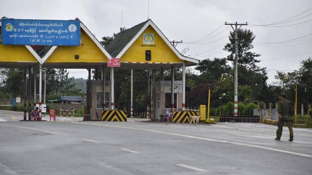 (ကွတ်ခိုင်မြို့တိုးဂိတ်ရှေ့တွင် တွေ့ရသည့် စစ်ကောင်စီတပ်သားတစ်ဦး။ ဓာတ်ပုံ - CJ)