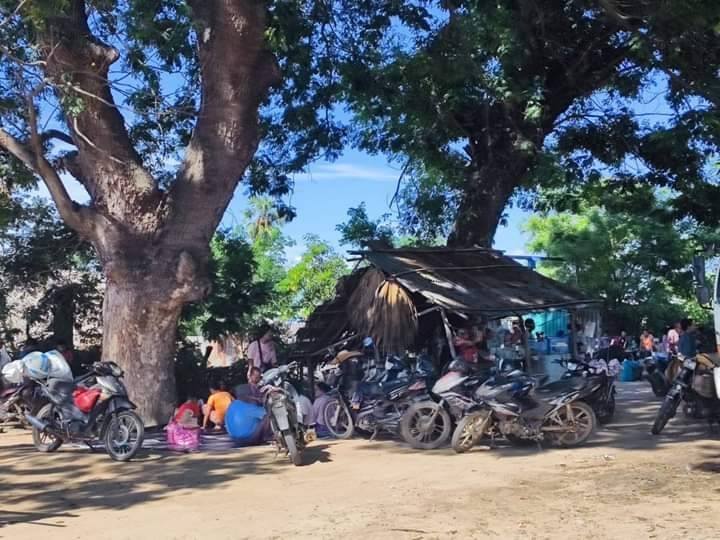 (ထွက်ပြေးတိမ်းရှောင်လာသော ခင်ဦးနယ်ပြည်သူများအားတွေ့ရစဥ်။ ဓာတ်ပုံ - ခင်ဦးမြို့နယ် သတင်းမှန်ပြန်ကြားရေး)