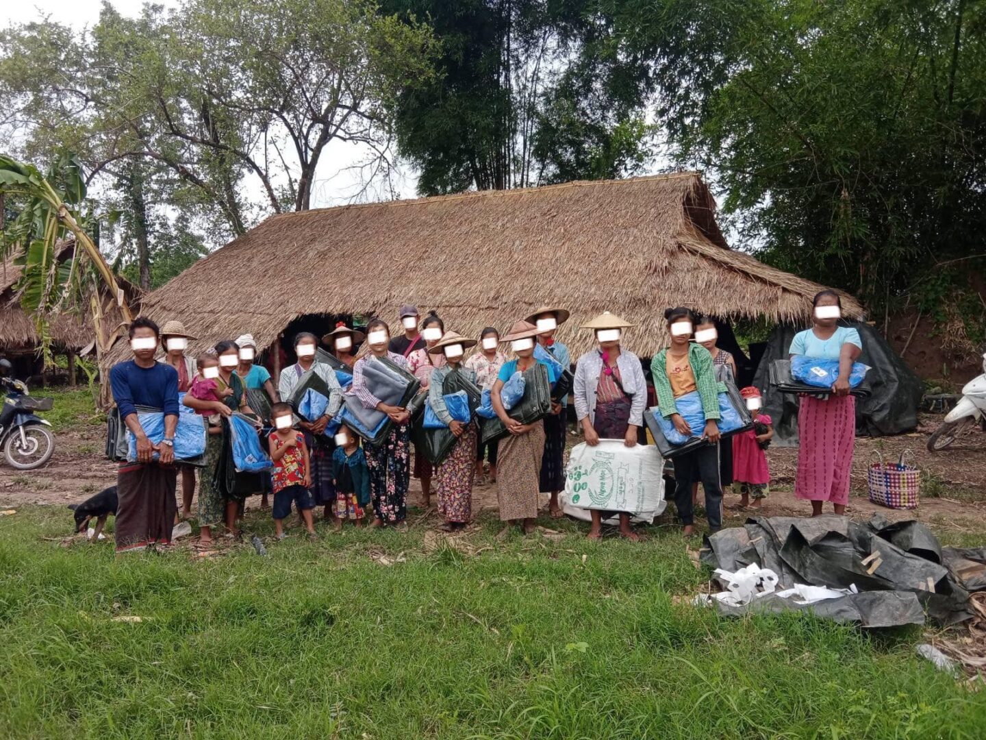 ညောင်လေးပင်ခရိုင်ထဲက ပြည်သူအချို့ကိုတွေ့ရစဉ် (ပုံဟောင်း)