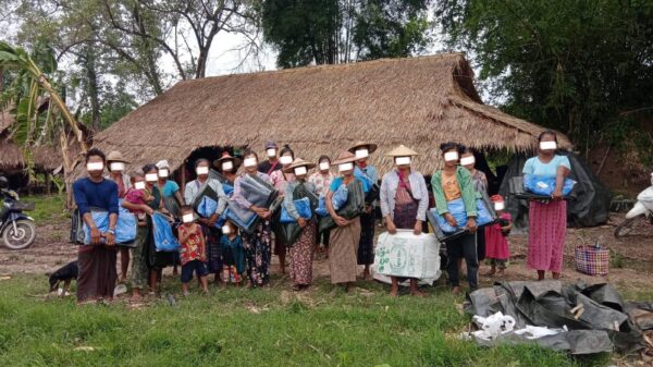 ညောင်လေးပင်ခရိုင်ထဲက ပြည်သူအချို့ကိုတွေ့ရစဉ် (ပုံဟောင်း)