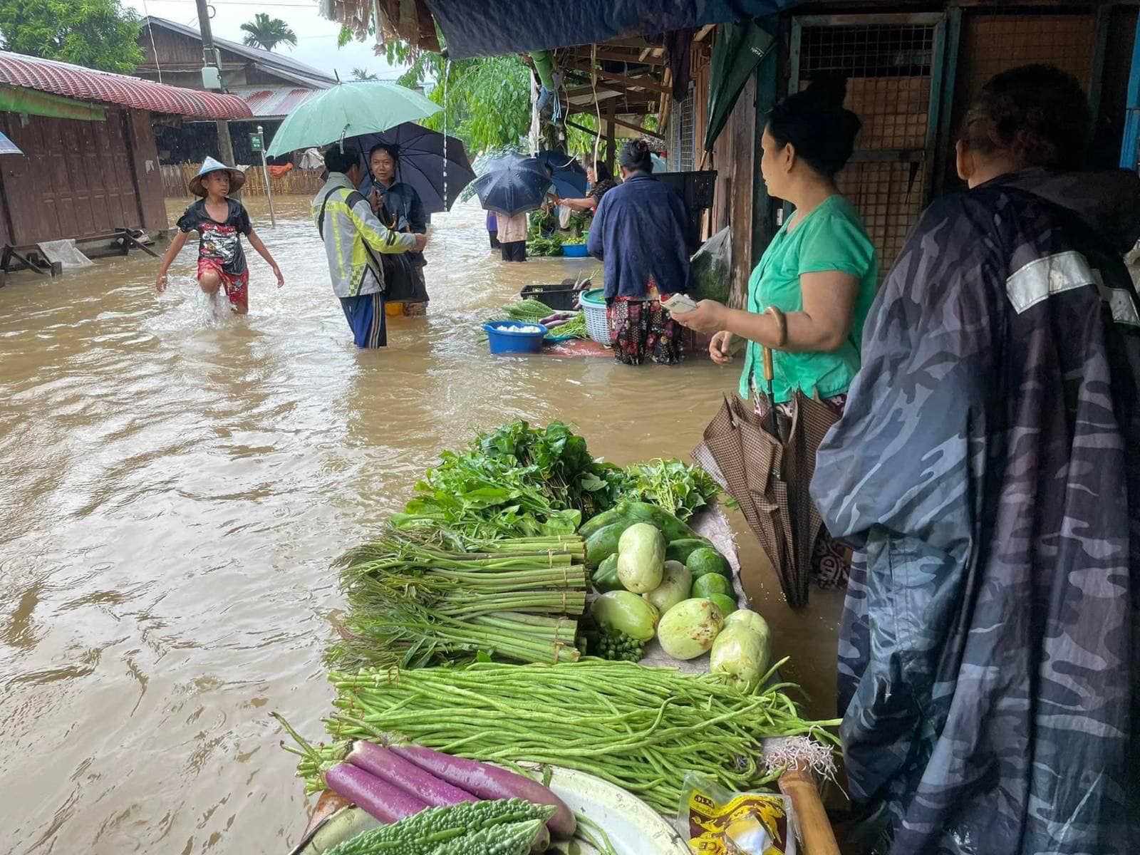 (ဇူလိုင်လလယ်က မွန်ပြည်နယ်၌ ရေကြီးနစ်မြုပ်မှုဖြစ်ပေါ်ခဲ့စဉ်။ ဓာတ်ပုံ - CJ)