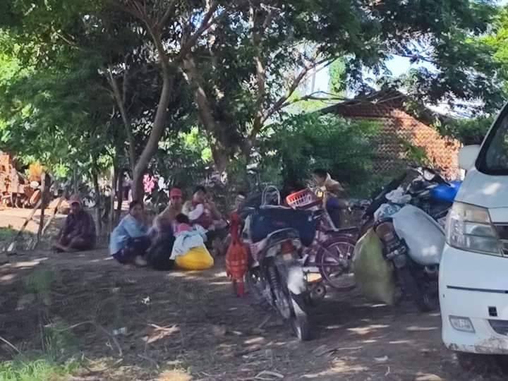 (ထွက်ပြေးတိမ်းရှောင်လာသော ခင်ဦးနယ်ပြည်သူများအားတွေ့ရစဥ်။ ဓာတ်ပုံ - ခင်ဦးမြို့နယ် သတင်းမှန်ပြန်ကြားရေး)