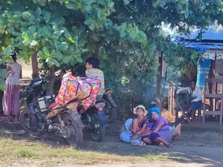 (ထွက်ပြေးတိမ်းရှောင်လာသော ခင်ဦးနယ်ပြည်သူများအားတွေ့ရစဥ်။ ဓာတ်ပုံ - ခင်ဦးမြို့နယ် သတင်းမှန်ပြန်ကြားရေး)