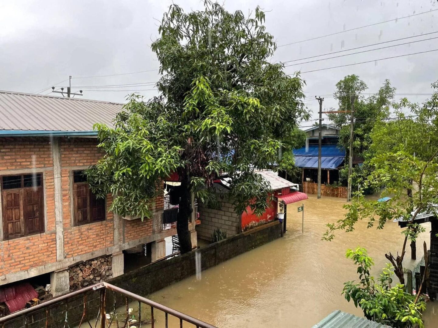 (ဇူလိုင်လလယ်က မွန်ပြည်နယ်၌ ရေကြီးနစ်မြုပ်မှုဖြစ်ပေါ်ခဲ့စဉ်။ ဓာတ်ပုံ - CJ)