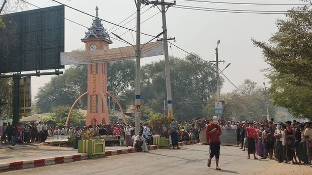 (မြင်းခြံမြို့မှ စစ်အာဏာရှင်ဆန့်ကျင်ရေး ဆန္ဒပြပွဲအား ၂၀၂၁ မတ်လ ၃ ရက်က တွေ့ရစဉ်။ဓာတ်ပုံ - CJ)