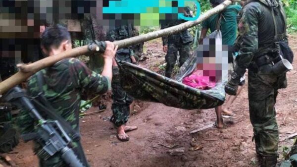 (တိုက်ပွဲအတွင်း ကျဆုံးခဲ့ရသော ပြည်သူ့ရဲဘော်​၏ ရုပ်အလောင်းအား သယ်ဆောင်လာစဉ်။ ဓာတ်ပုံ - KNU)