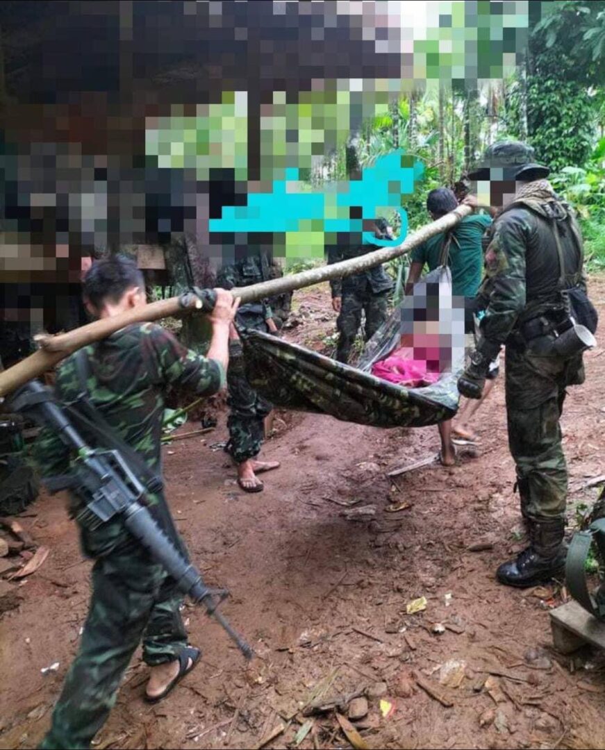 (တိုက်ပွဲအတွင်း ကျဆုံးခဲ့ရသော ပြည်သူ့ရဲဘော်၏ ရုပ်အလောင်းအား သယ်ဆောင်လာစဉ်။ ဓာတ်ပုံ - KNU)