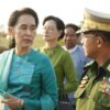 (၂၀၁၆ အတွင်း နိုင်ငံတော်၏အတိုင်ပင်ခံပုဂ္ဂိုလ် ဒေါ်အောင်ဆန်းစုကြည်ကို နေပြည်တော်လေဆိပ်တွင် ခရီးဦးကြိုပြုနေသည့် မင်းအောင်လှိုင်။ ဓာတ်ပုံ-EPA)