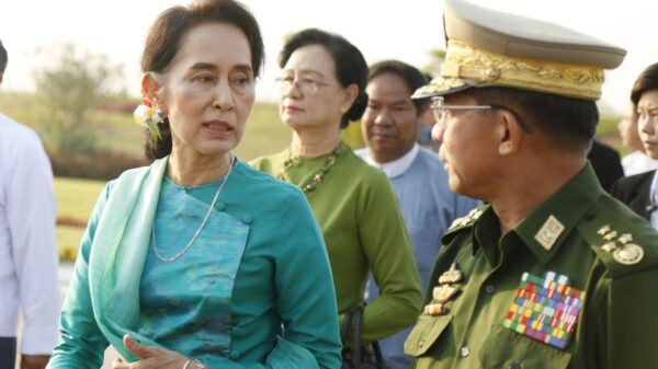 (၂၀၁၆ အတွင်း နိုင်ငံတော်၏အတိုင်ပင်ခံပုဂ္ဂိုလ် ဒေါ်အောင်ဆန်းစုကြည်ကို နေပြည်တော်လေဆိပ်တွင် ခရီးဦးကြိုပြုနေသည့် မင်းအောင်လှိုင်။ ဓာတ်ပုံ-EPA)
