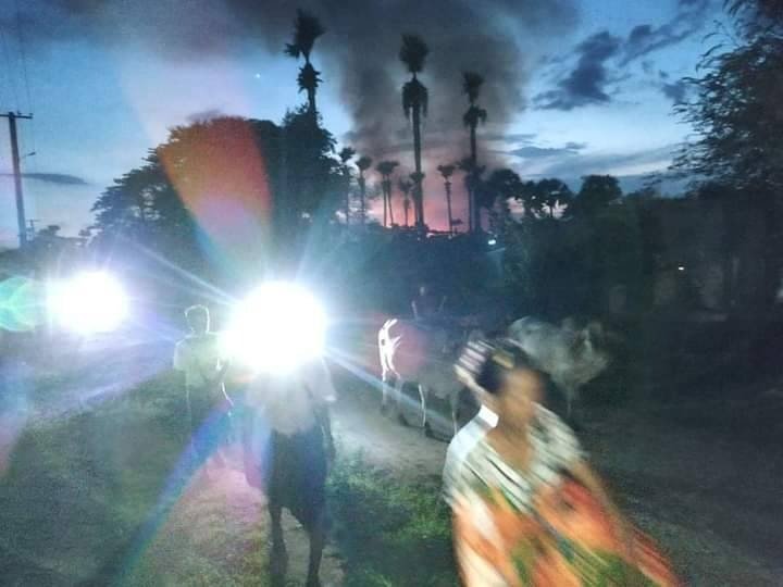 (မီးရှို့ဖျက်ဆီးခံနေရသော မူးမန္တလေးကျေးရွာအား တွေ့ရစဥ်။ ဓာတ်ပုံ-စစ်ကိုင်းမြို့နယ် သတင်းမှန်ပြန်ကြားရေး)