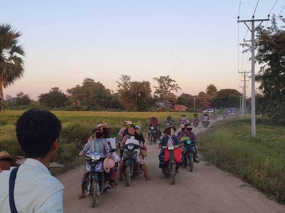 (ထွက်ပြေးတိမ်းရှောင်လာရသော ပြည်သူများအားတွေ့ရစဥ်။ ဓာတ်ပုံ-Htoo Khant Zaw)