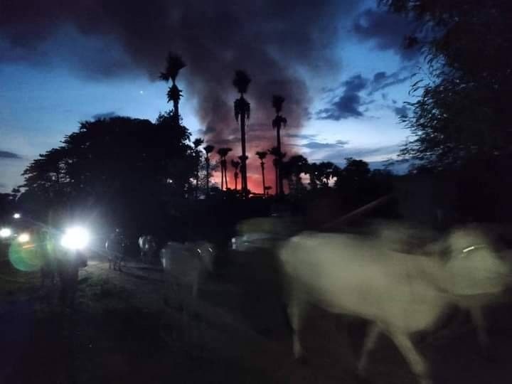 (မီးရှို့ဖျက်ဆီးခံနေရသော မူးမန္တလေးကျေးရွာအား တွေ့ရစဥ်။ ဓာတ်ပုံ-စစ်ကိုင်းမြို့နယ် သတင်းမှန်ပြန်ကြားရေး)