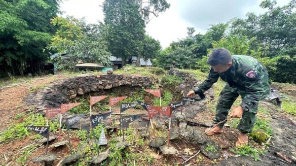 (ဒေသတွင်းရွာများသို့ ပစ်မှတ်ချိန်ထားသည့် အမှတ်အသားများနှင့် စစ်ကောင်စီ လက်နက်ကြီးပစ်ခတ်ရာနေရာအား တွေ့ရစဥ်။ ဓာတ်ပုံ - Saw Kaw/FB)