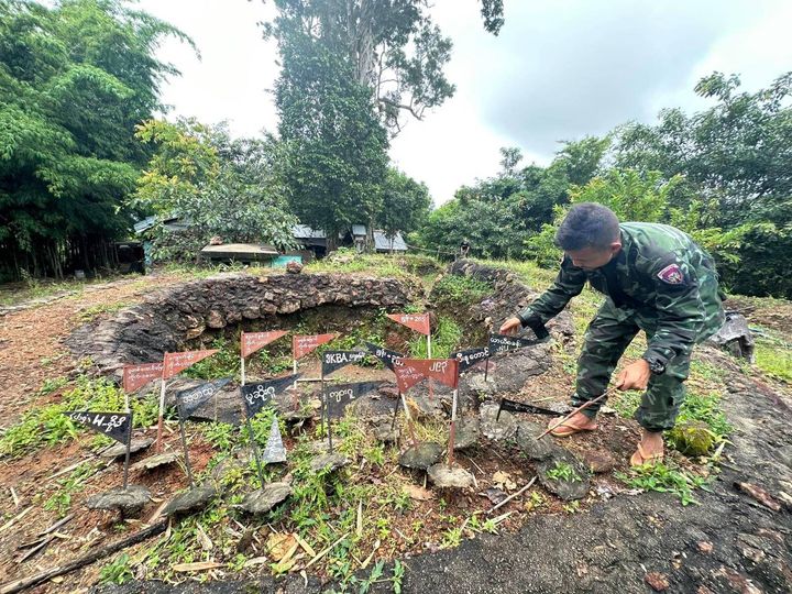 (ဒေသတွင်းရွာများသို့ ပစ်မှတ်ချိန်ထားသည့် အမှတ်အသားများနှင့် စစ်ကောင်စီ လက်နက်ကြီးပစ်ခတ်ရာနေရာအား တွေ့ရစဥ်။ ဓာတ်ပုံ - Saw Kaw/FB)