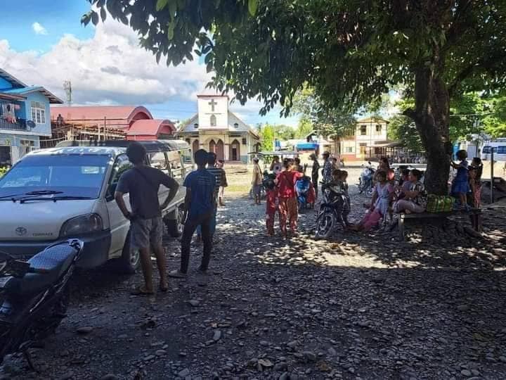 (ဇူလိုင် ၂၄ ရက် မွန်းလွှဲ ၂ နာရီ ဝန်းကျင်က ခမ်းပက်မြို့အနီးဝန်းကျင်သို့ပျံသန်းနေသော စစ်တပ်ရဟတ်ယာဥ်တစ်စီးနှင့် တိုက်ပွဲများပြင်းထန်နေ၍ ထွက်ပြေးတိမ်းရှောင်နေသောဒေသခံပြည်သူများ။ဓါတ်ပုံ-ပေးပို့)