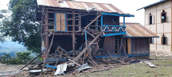 (ဗုံးကြဲတိုက်ခိုက်ခြင်းခံရသည့် မဆာတွီရွာအား တွေ့ရစဥ်။ဓာတ်ပုံ - Khonu Battalion)