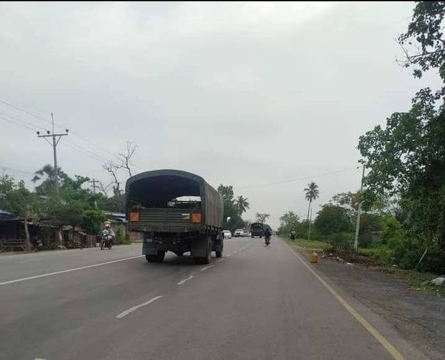 (မတ္တရာမြို့နယ်အတွင်း ဖြတ်သန်းလာသော စစ်ကောင်စီယာဥ်များအား တွေ့ရစဥ်။ ဓာ​တ်ပုံ - CJ)