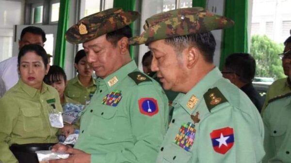 (မပခ တိုင်းမှူး​ဟောင်း ဗိုလ်ချုပ်ကိုကို​မောင် (အလယ်)။ ဓါတ်ပုံ-စစ်​ကောင်စီ)
