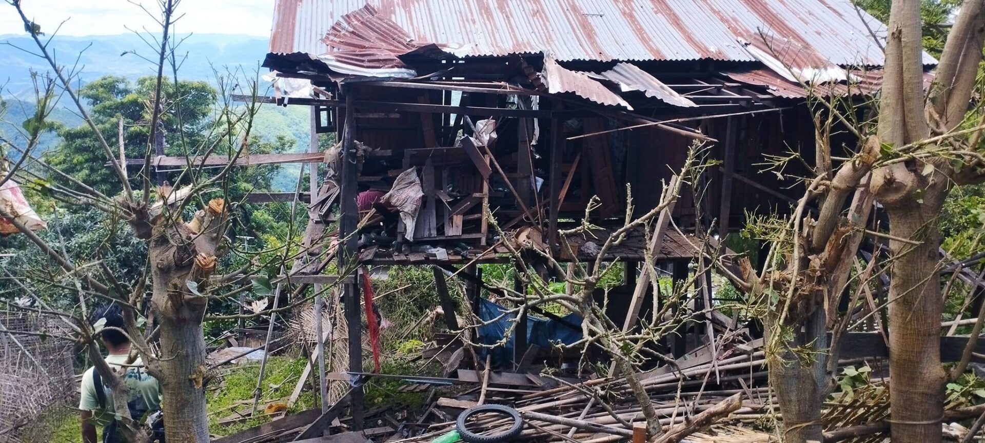 (ဗုံးကြဲတိုက်ခိုက်ခြင်းခံရသည့် မဆာတွီရွာအား တွေ့ရစဥ်။ဓာတ်ပုံ - Khonu Battalion)