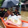 (​ရေကြီး​နေ​သော ရပ်ကွက်များကို လူမှုကူညီ​ရေးအဖွဲ့များက ကူညီ​ရွေ့​ပြောင်း​ပေး ၊ထမင်းထုပ်​ပေး​နေစဥ်နှင့် ​ရေနစ်​နေ​သောက​လေးငယ် ၂ ဦးရှာ​​ဖွေ​နေကြစဥ်။ ဓါတ်ပုံ-ဇင်မိုး)