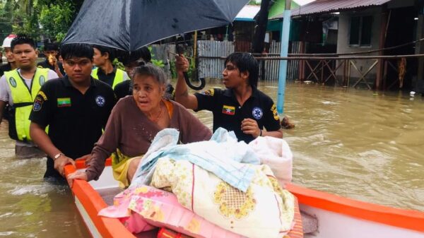 (​ရေကြီး​နေ​သော ရပ်ကွက်များကို လူမှုကူညီ​ရေးအဖွဲ့များက ကူညီ​ရွေ့​ပြောင်း​ပေး ၊ထမင်းထုပ်​ပေး​နေစဥ်နှင့် ​ရေနစ်​နေ​သောက​လေးငယ် ၂ ဦးရှာ​​ဖွေ​နေကြစဥ်။ ဓါတ်ပုံ-ဇင်မိုး)